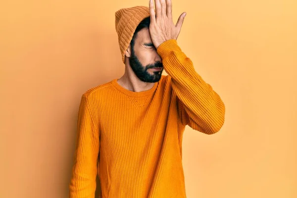 Ung Latinamerikan Klädd Vardagskläder Överraskad Med Hand Huvudet För Misstag — Stockfoto