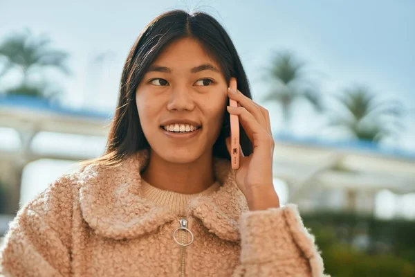 Ung Asiatisk Kvinna Ler Glad Prata Smartphone Staden — Stockfoto