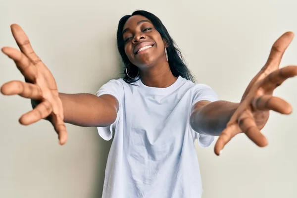 Beyaz Bir Tişört Giyen Afro Amerikalı Genç Bir Kadın Kameraya — Stok fotoğraf