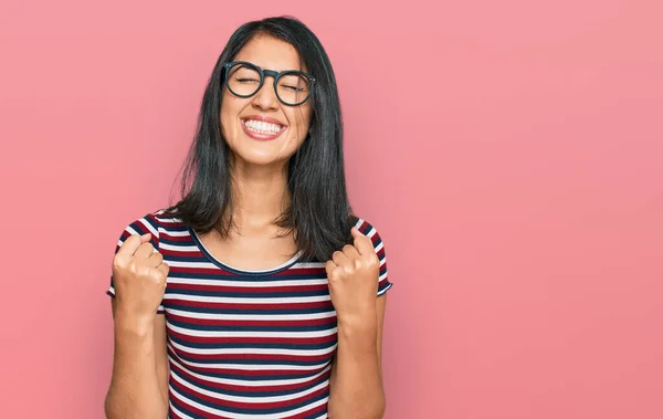 Hermosa Mujer Joven Asiática Vistiendo Ropa Casual Gafas Muy Felices —  Fotos de Stock