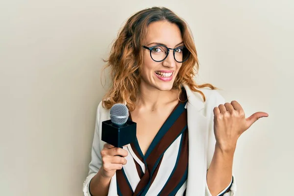 Jonge Blanke Vrouw Houden Verslaggever Microfoon Wijzen Duim Naar Zijkant — Stockfoto