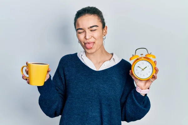 Jeune Fille Caucasienne Tenant Café Réveil Langue Collante Heureux Avec — Photo