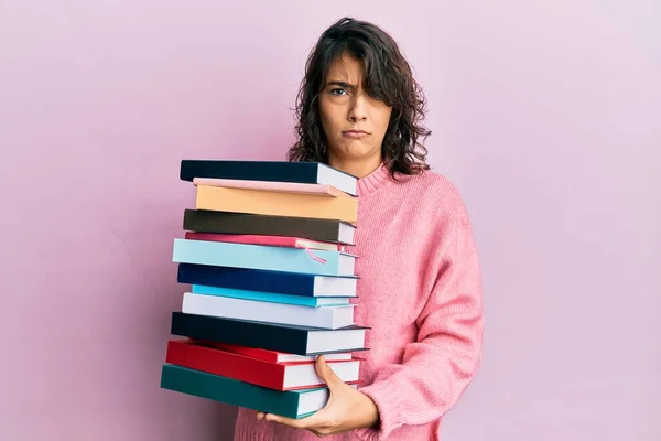 Mulher Hispânica Jovem Segurando Uma Pilha Livros Cético Nervoso Franzindo — Fotografia de Stock