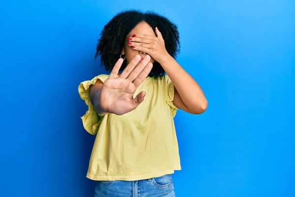 Jovem Afro Americana Vestindo Roupas Casuais Cobrindo Olhos Com Mãos — Fotografia de Stock