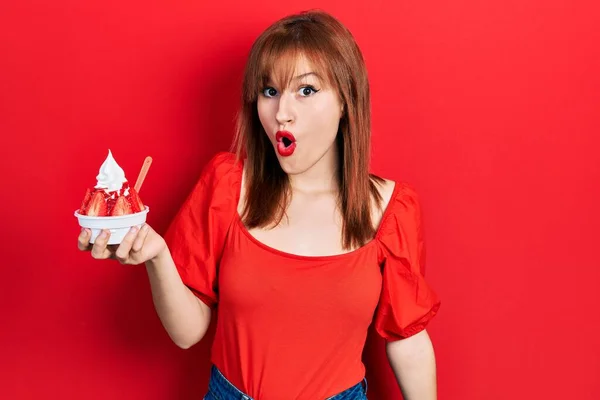 Pelirroja Joven Sosteniendo Helado Asustada Sorprendida Con Boca Abierta Para —  Fotos de Stock