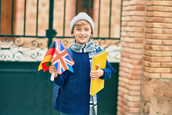 Adorable Estudiante Rubio Sonriendo Feliz Sosteniendo Banderas Diferentes Países Escuela —  Fotos de Stock