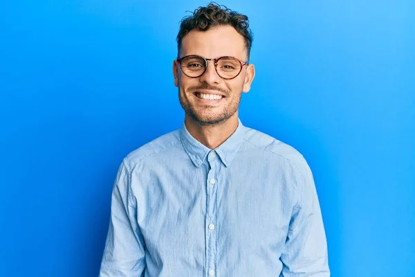 Joven Hispano Vestido Con Ropa Casual Gafas Con Una Sonrisa —  Fotos de Stock