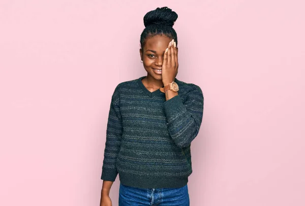 Jeune Femme Afro Américaine Portant Des Vêtements Décontractés Couvrant Oeil — Photo