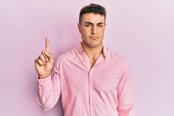 Latin Asıllı Genç Adam Parmaklarını Göstererek Şüpheci Gergin Sorun Yüzünden — Stok fotoğraf