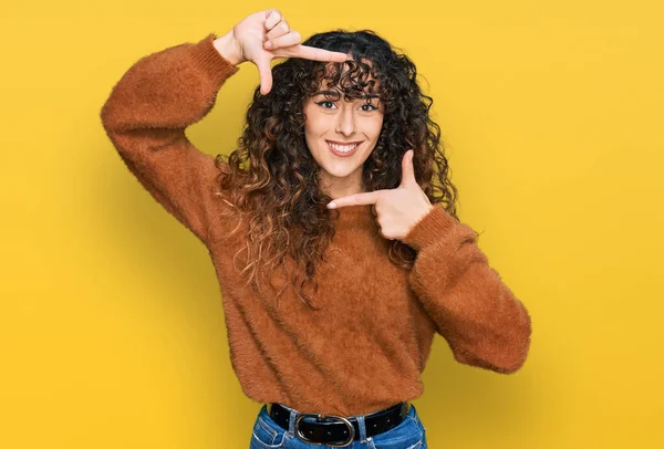 Joven Chica Hispana Vestida Con Ropa Casual Sonriente Haciendo Marco —  Fotos de Stock