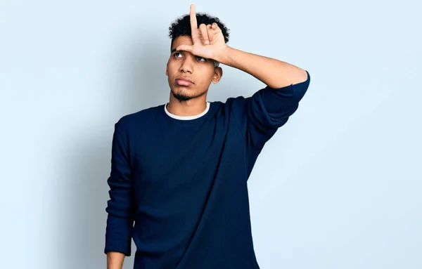 Junger Afrikanisch Amerikanischer Mann Lässiger Kleidung Macht Sich Über Menschen — Stockfoto