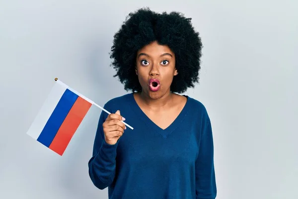 Νεαρή Αφροαμερικανή Γυναίκα Που Κρατά Σημαία Της Ρωσίας Φοβισμένη Και — Φωτογραφία Αρχείου