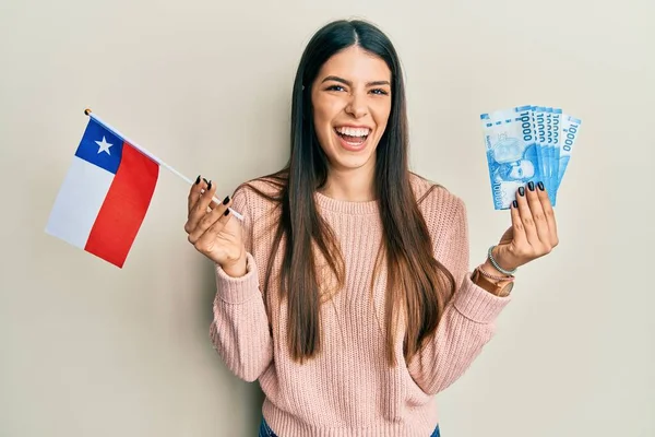 Joven Mujer Hispana Sosteniendo Bandera Chile Billetes Chilenos Sonriendo Riendo —  Fotos de Stock