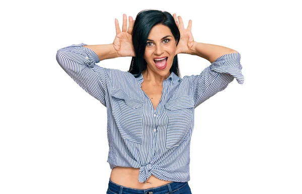 Jeune Femme Caucasienne Portant Des Vêtements Décontractés Souriant Gai Jouer — Photo