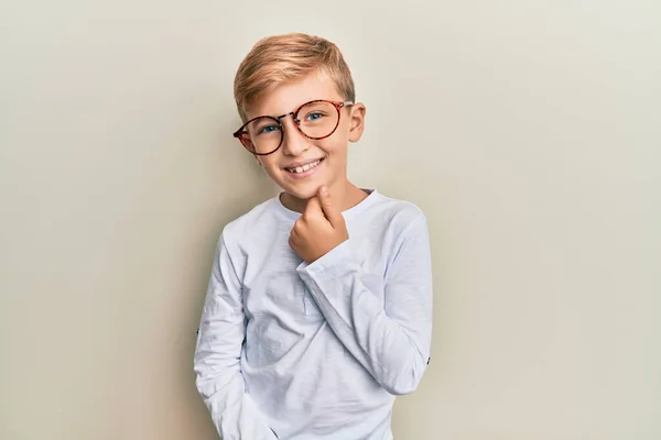 Liten Kaukasisk Pojke Vardagskläder Och Glasögon Som Ler Och Ser — Stockfoto