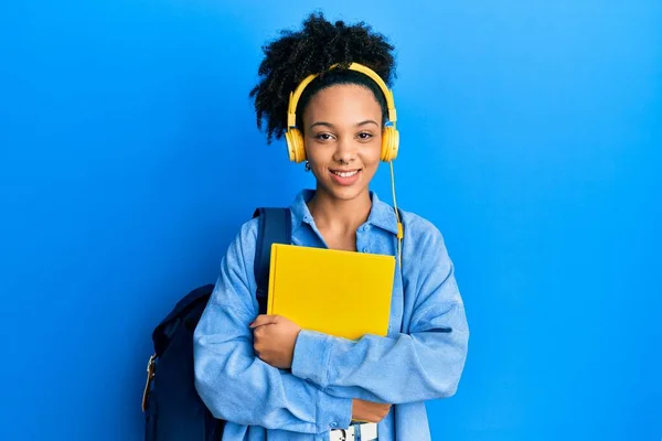 Ung Afrikansk Amerikansk Flicka Bär Student Ryggsäck Och Hörlurar Håller — Stockfoto