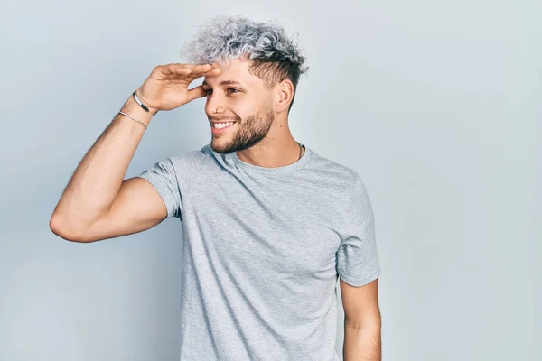 Ung Latinamerikan Man Med Modernt Färgat Hår Bär Casual Grå — Stockfoto
