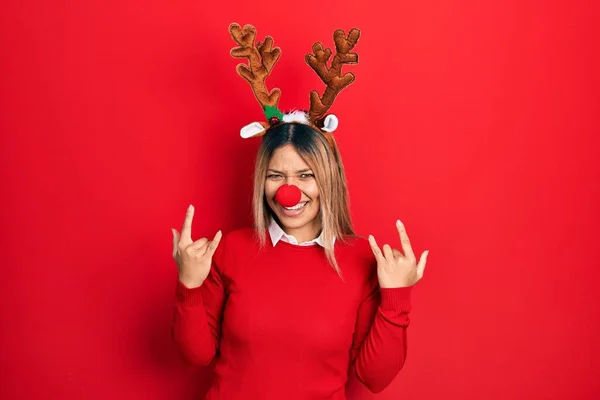 Bella Donna Ispanica Indossa Cappello Natale Cervo Naso Rosso Gridando — Foto Stock