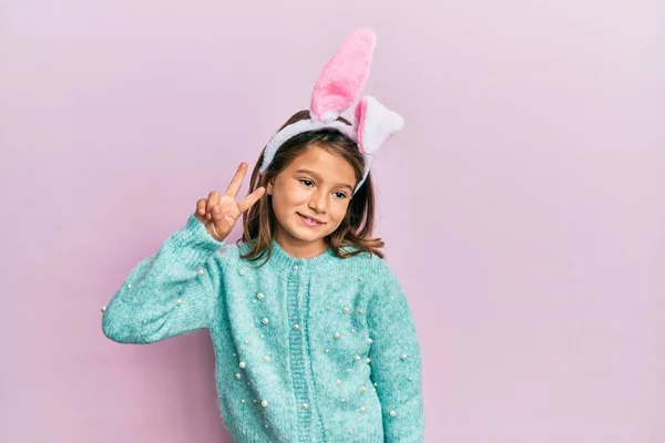 heureuse fille mignonne et kawaii avec un lapin à capuche rose