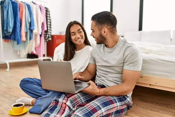 Jong Latijn Paar Glimlachen Gelukkig Met Behulp Van Laptop Zitten — Stockfoto