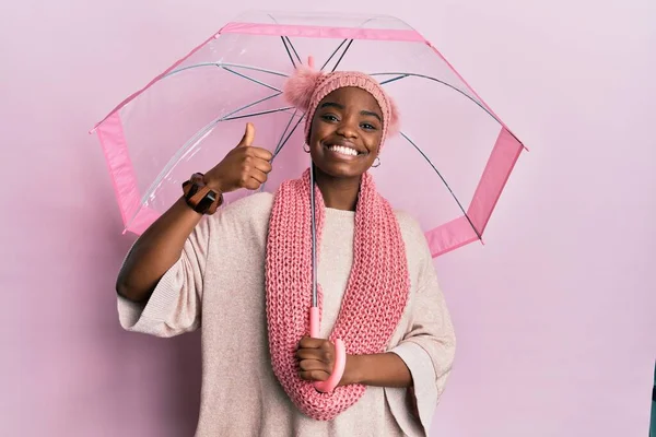 Mladá Africká Americká Žena Drží Deštník Veselým Pozitivním Úsměvem Palec — Stock fotografie
