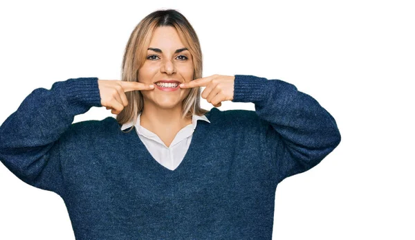 Jonge Blanke Vrouw Draagt Casual Kleding Lachende Vrolijke Tonen Wijzen — Stockfoto