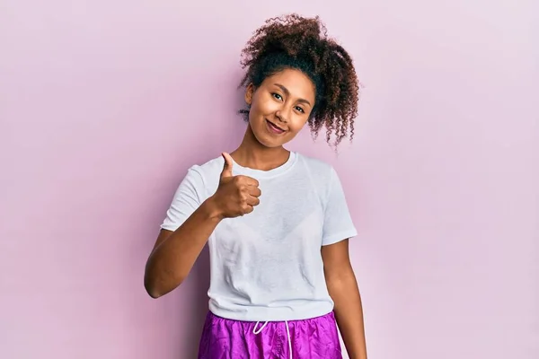 Mulher Americana Africana Bonita Com Cabelo Afro Vestindo Sportswear Fazendo — Fotografia de Stock