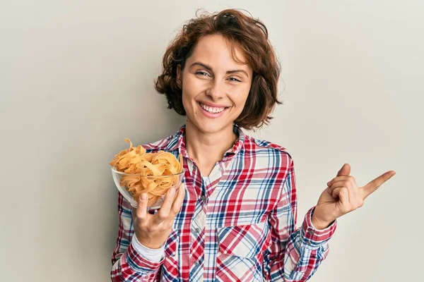 Jonge Brunette Vrouw Holding Bowl Met Italiaanse Pasta Glimlachen Gelukkig — Stockfoto