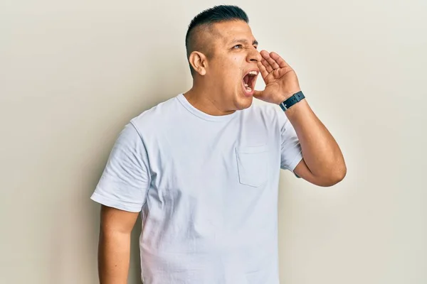 Jeune Homme Latino Vêtu Shirt Blanc Décontracté Criant Criant Haut — Photo