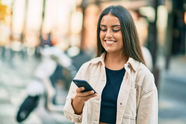 Νεαρή Ισπανόφωνη Κοπέλα Χαμογελά Ευτυχισμένη Χρησιμοποιώντας Smartphone Στην Πόλη — Φωτογραφία Αρχείου