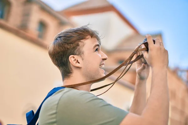 Jonge Kaukasische Toerist Glimlachen Gelukkig Met Behulp Van Vintage Camera — Stockfoto