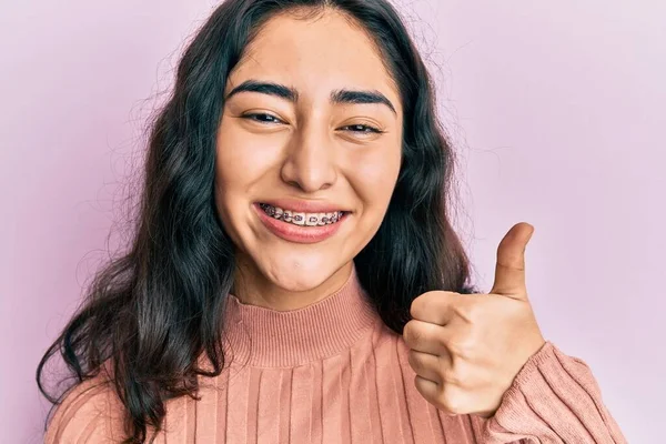 Латиноамериканская Девочка Подросток Зубными Скобками Показывающими Ортодонтические Скобки Улыбающиеся Счастливые — стоковое фото