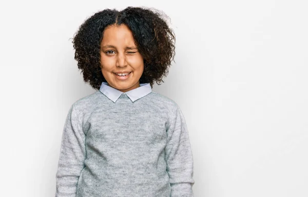 Ung Liten Flicka Med Afro Hår Bär Casual Kläder Blinkar — Stockfoto
