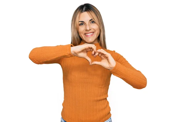年轻的高加索女人穿着休闲装 带着爱的笑容用手做心形符号 浪漫的概念 — 图库照片