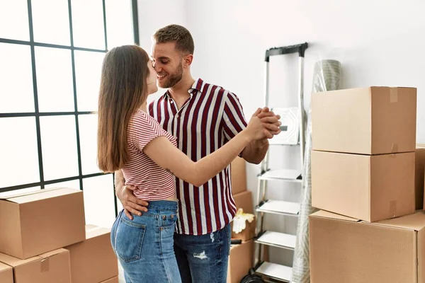 Young Caucasian Couple Smiling Happy Dancing New Home — Stock Photo, Image