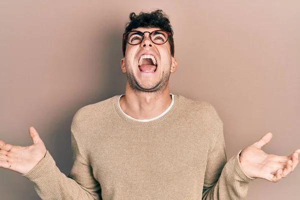 Jonge Spaanse Man Casual Kleding Een Bril Gek Gek Schreeuwen — Stockfoto