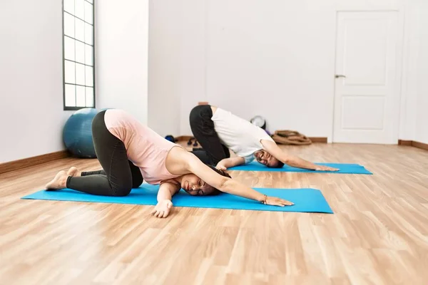 Maturo Coppia Ispanica Fare Excersice Stretching Sala Yoga Due Adulti — Foto Stock