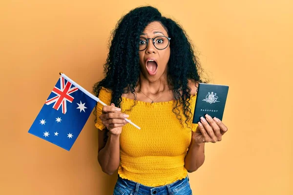 Mujer Afroamericana Mediana Edad Sosteniendo Bandera Australiana Pasaporte Asustada Conmocionada —  Fotos de Stock