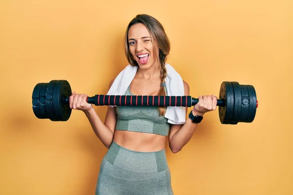 Bella Donna Ispanica Che Indossa Abbigliamento Sportivo Utilizzando Manubri Ammiccante — Foto Stock