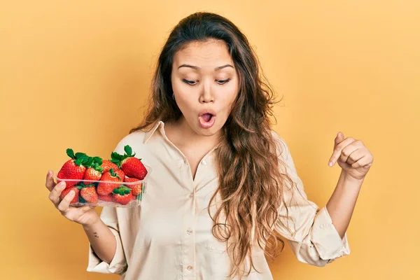 Νεαρή Ισπανίδα Που Κρατάει Φράουλες Δάχτυλα Που Δείχνουν Διαφήμιση Έκπληκτη — Φωτογραφία Αρχείου
