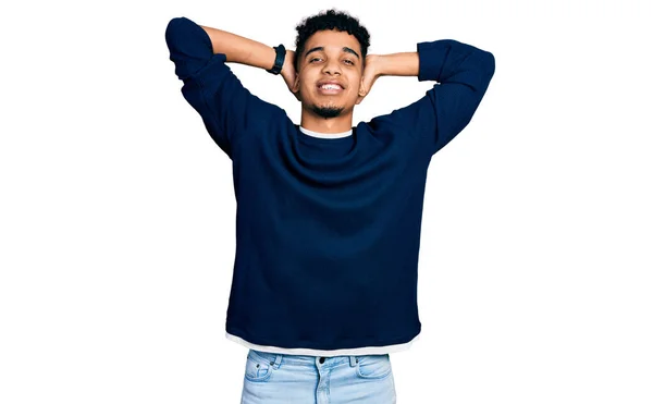 Молодий Афроамериканець Одягнений Повсякденний Одяг Розслабляючись Розтягуючись Руки Руки Позаду — стокове фото