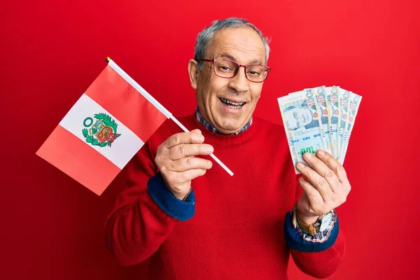 Snygg Äldre Man Med Grått Hår Håller Peru Flagga Och — Stockfoto