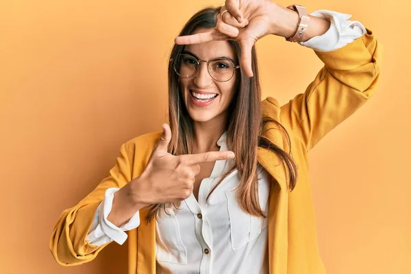 Jonge Mooie Vrouw Met Een Zakelijke Stijl Een Glimlachende Bril — Stockfoto