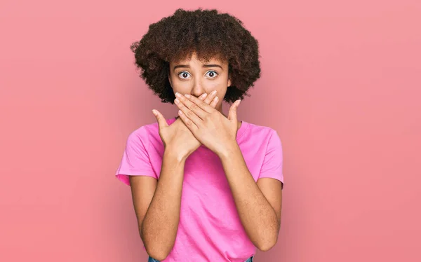 Menina Hispânica Jovem Vestindo Roupas Casuais Chocou Cobrindo Boca Com — Fotografia de Stock