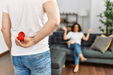 Adam evde nişan yüzüğüyle karısına sürpriz yapıyor..