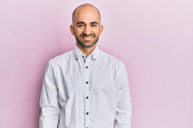 Yüzünde mutlu ve havalı bir gülümseme olan sıradan kıyafetler giyen genç İspanyol bir adam. şanslı kişi. 