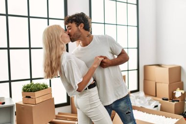 Genç ve güzel bir çift yeni evinde mutlu bir şekilde dans ediyor.