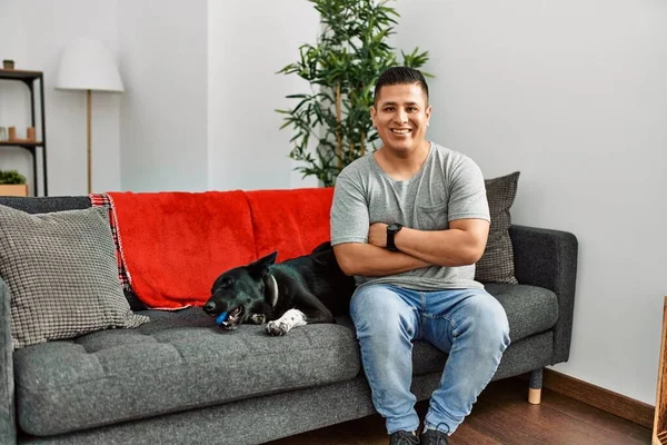 Jovem Latino Homem Cão Sentado Sofá Casa Rosto Feliz Sorrindo — Fotografia de Stock