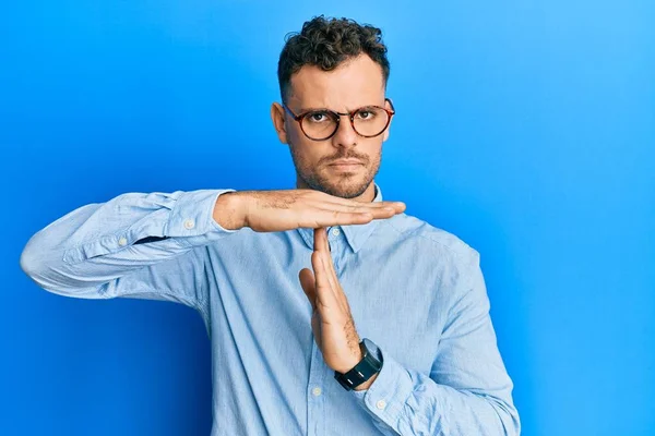 Giovane Uomo Ispanico Indossa Abiti Casual Occhiali Facendo Tempo Fuori — Foto Stock