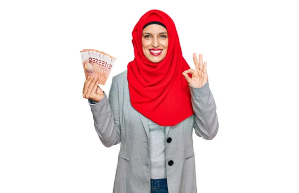 Mulher Hispânica Bonita Vestindo Hijab Islâmico Segurando Notas Euros Fazendo — Fotografia de Stock